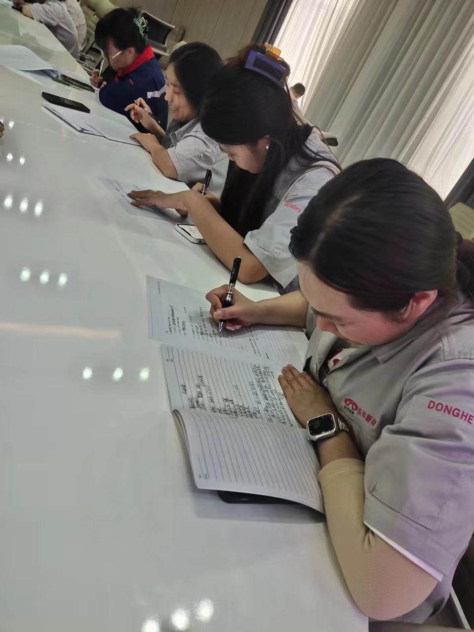6、現(xiàn)場(chǎng)測(cè)評(píng)環(huán)節(jié)參訓(xùn)人員認(rèn)真答卷.jpg